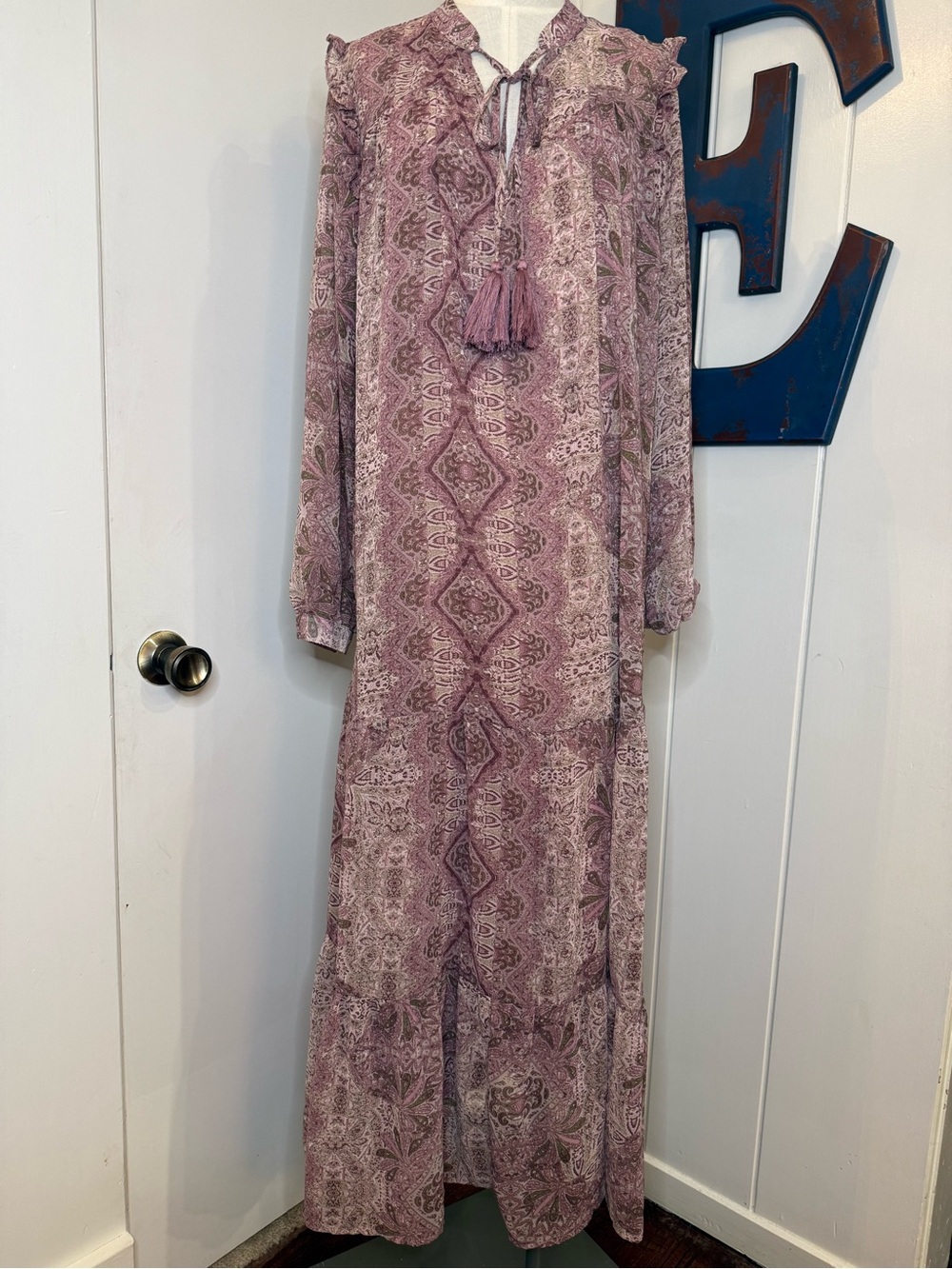 DRESS FORUM - Boho Tassel Tie Maxi Dress in Dusty Rose Print Women’s size small